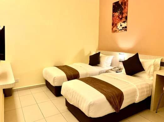 Kluang Riverview Hotel Bagian luar foto