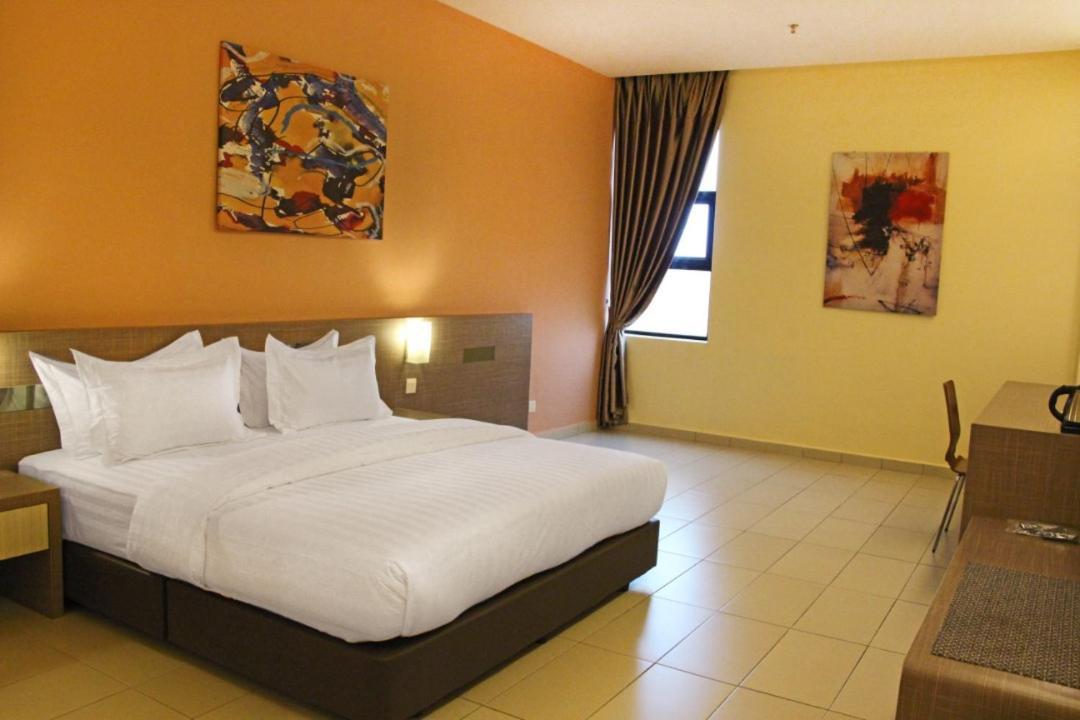 Kluang Riverview Hotel Bagian luar foto