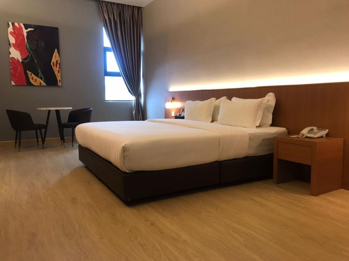 Kluang Riverview Hotel Bagian luar foto
